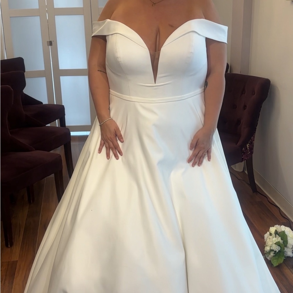 Chic Off-Shoulder Bridal Gown